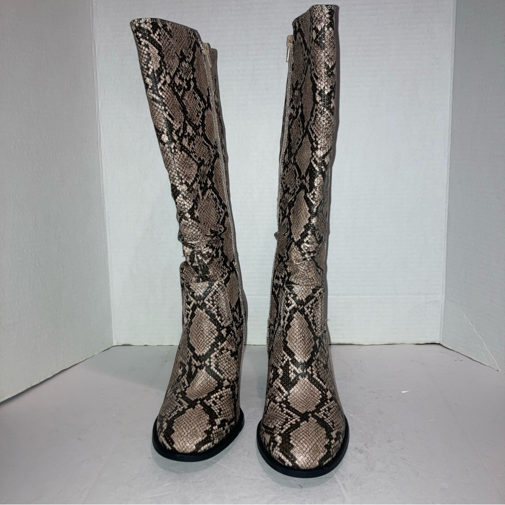 Baretraps LILLY Women's Boots Natural Snakeskin Print Full Zip Wide Calf SZ 8.5